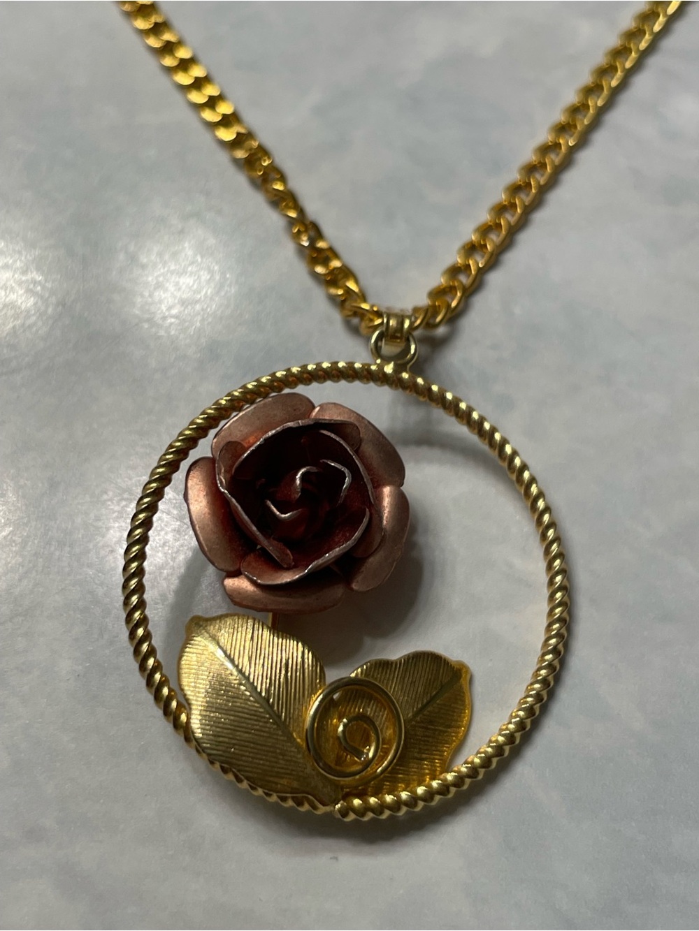 Vintage Gold-Tone Rose & Leaf Pendant Necklace in Pink and Gold Chain Signed RK - Picture 4 of 7